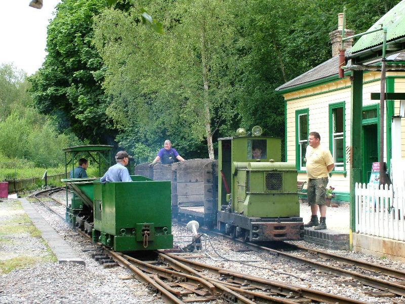 listers-ruston20.jpg - After this arrival it is clear for the Ruston to head off onto the single line to Cragside.