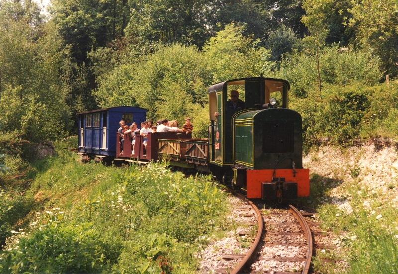 peldon-passenger.jpg - Passenger services in 1991 were still provided using the Fauld coach with the Penrhyn. Peldon climbs up from Amberley with a well loaded service.