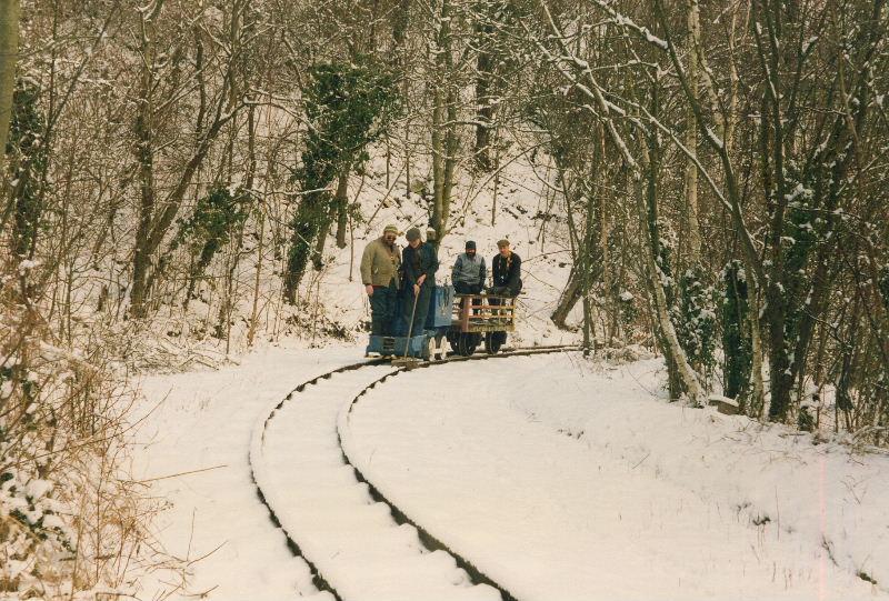 snow04.jpg - The blue BEV and one slate wagon inch round the bend - the broom is at the ready!