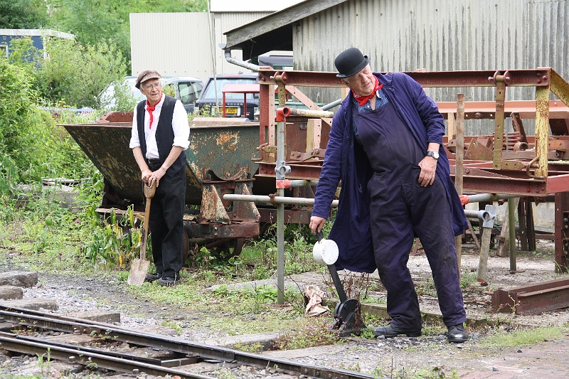 2016-07-120032.JPG - The gaffer operates the points so that the locos can be swapped round.