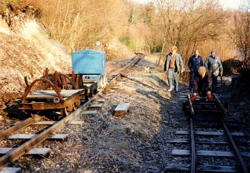 woodyard-siding-2.jpg - Parallel lines - the blue BEV with a couple of small Hudson Wagons and the working party clearing up after a day's hard graft.